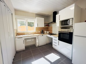 Micro-ondes, four, plaque de cuisson, lave-vaisselle