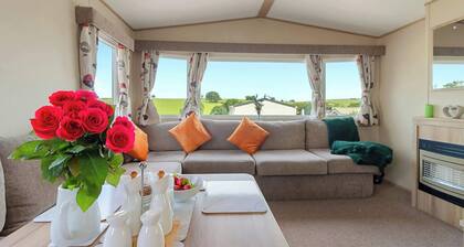 Hillside Splash Retreat - Pool & Fishing Nearby