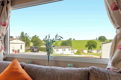 Hillside Splash Retreat - Pool & Fishing Nearby