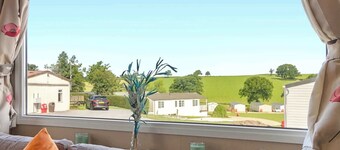 Hillside Splash Retreat - Pool & Fishing Nearby