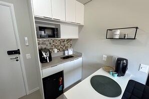 Fridge, microwave, coffee/tea maker, cookware/dishes/utensils - Studio Apartment in São Paulo (São Paulo)