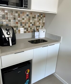 Réfrigérateur, micro-ondes, cafetière/bouilloire