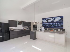 Dishwasher, cookware/dishes/utensils