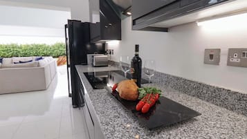 Dishwasher, cookware/dishes/utensils