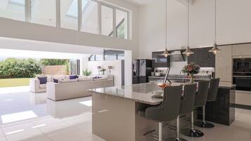 Dishwasher, cookware/dishes/utensils