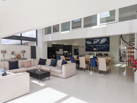 Un amplio espacio habitable con techo alto, comedor y cocina.