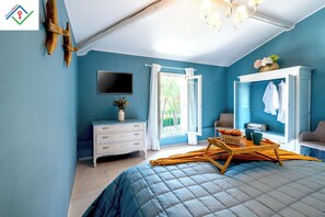 Escritorio, cuna de viaje, wifi gratis y ropa de cama