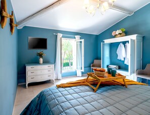 2 bedrooms, desk, travel cot, free WiFi