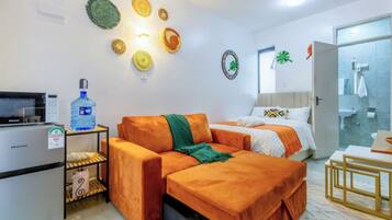 1 soveværelse, pengeskab på værelset, strygejern/strygebræt