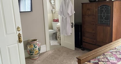 The Alfred Morris Gifford House has been lovingly renovated to anticipate the every need of travelers to the Finger Lakes area. Located in the heart of the Historic District, the Inn is a short walk to restaurants, historical sites, shops, as well a