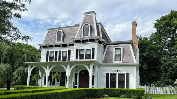 Exterior - The Alfred Morris Gifford House has been lovingly renovated to anticipate the every need of travelers to the Finger Lakes area.  Located in the heart of the Historic District, the Inn is a short walk to restaurants, historical sites, shops, as well a (Canandaigua)