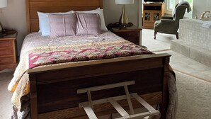 Room - The Alfred Morris Gifford House has been lovingly renovated to anticipate the every need of travelers to the Finger Lakes area.  Located in the heart of the Historic District, the Inn is a short walk to restaurants, historical sites, shops, as well a (Canandaigua)