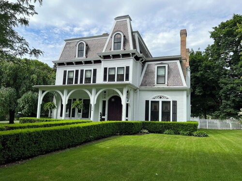 The Alfred Morris Gifford House has been lovingly renovated to anticipate the every need of travelers to the Finger Lakes area.  Located in the heart of the Historic District, the Inn is a short walk to restaurants, historical sites, shops, as well a