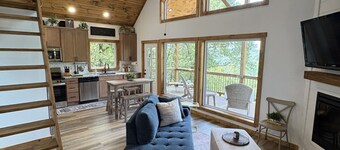 Mountaintop Escape - Cozy, Scenic, & Romantic with a Hot Tub for Two!