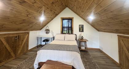 Secluded Hilltop Cabin with Views, Private Hot Tub on Covered Deck & Fall Colors