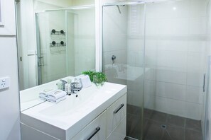 Haartrockner, Handtücher, Seife, Shampoo