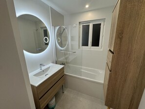 Secadora de cabello, toallas, jabón, papel de baño