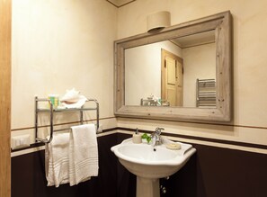 Shower, hair dryer, bidet, towels - <QFlats>- **Chic Retreat Loft **. (Cagliari)