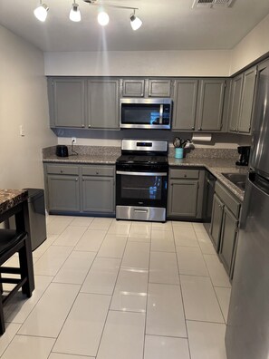 Private kitchen - Charming 2-bedroom, 2 bath fully furnished townhome. Free WiFi, in Las Vegas, (Las Vegas)