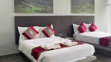 Chambre Deluxe avec lits jumeaux, balcon, vue montagne | Minibar, coffres-forts dans les chambres, bureau, chambres insonorisées