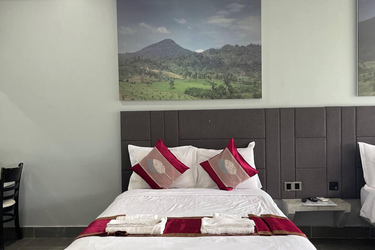 Deluxe Suite, Balcony, Mountain View | Desk