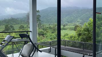 华丽套房, 阳台, 山景 | 迷你吧、客房内保险箱、办公桌、隔音