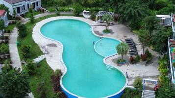 2 albercas al aire libre, sombrillas en la alberca y camastros