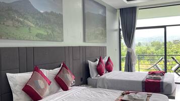 Deluxe Twin Room, Balcony, Mountain View | Bar mini, peti besi dalam bilik, meja, kalis bunyi
