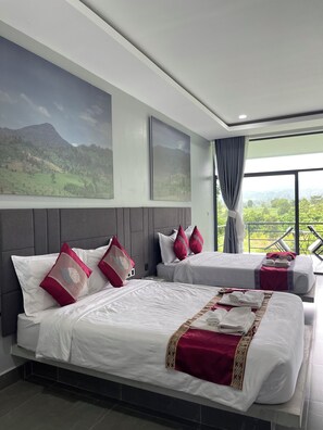 Chambre Deluxe avec lits jumeaux, balcon, vue montagne | Minibar, coffres-forts dans les chambres, bureau, chambres insonorisées