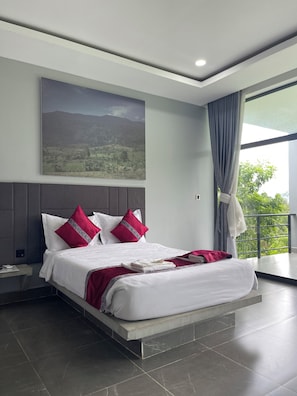 Phòng Suite Deluxe, ban công, quang cảnh núi | Minibar, két bảo mật tại phòng, bàn, phòng cách âm 