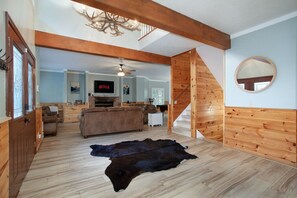 Smart-TV, Kamin, Stereoanlage