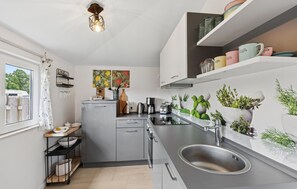 Réfrigérateur, plaque de cuisson, lave-vaisselle, cafetière/bouilloire