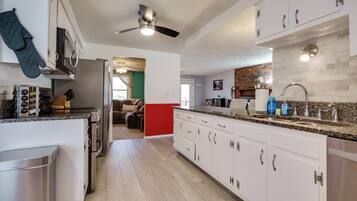 Køleskab, mikrobølgeovn, ovn, kogeplade