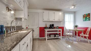 Køleskab, mikrobølgeovn, ovn, kogeplade