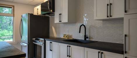 Réfrigérateur, micro-ondes, four, plaque de cuisson