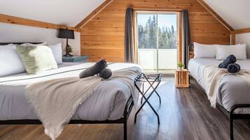 4 bedrooms, iron/ironing board, WiFi, bed sheets