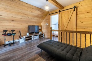 Televisio, takka, pöytäjalkapallopöytä