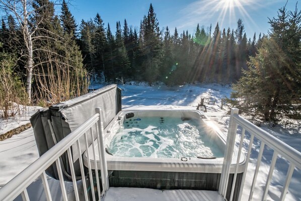 Outdoor spa tub