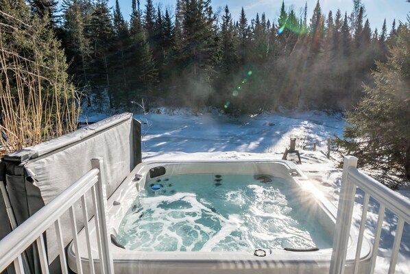 Tina de hidromasaje al aire libre