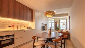 Deluxe Apartment, City View | Living area