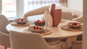 Superior-Apartment | Essbereich im Zimmer