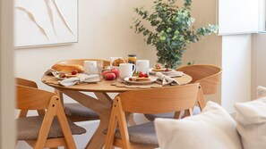 Superior-Apartment, Stadtblick | Essbereich im Zimmer