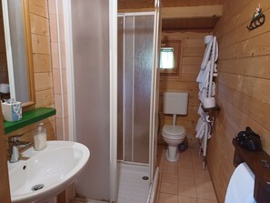 Chuveiro, secador de cabelo, bidê, toalhas de banho