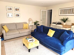 TV, fireplace - Fabulous Apartment near Montpellier Gardens & Ivy (Cheltenham)