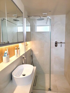 Shower, hair dryer, towels - Fabulous Apartment near Montpellier Gardens & Ivy (Cheltenham)