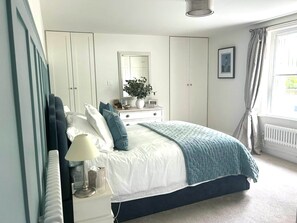 1 bedroom, iron/ironing board, WiFi, bed sheets - Fabulous Apartment near Montpellier Gardens & Ivy (Cheltenham)