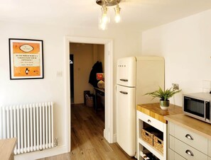 Fridge, microwave, oven, stovetop - Fabulous Apartment near Montpellier Gardens & Ivy (Cheltenham)