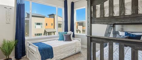 3 عدّة غرف نوم ومكواة/لوح كي وواي فاي وملاءات أسرّة