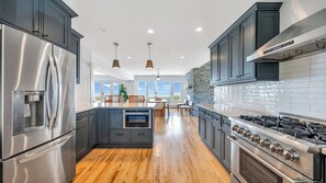 Mikrowelle, Ofen, Herdplatte, Wasserkocher mit Kaffee-/Teezubehör