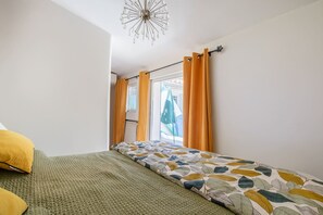 4 bedrooms, iron/ironing board, WiFi, bed sheets